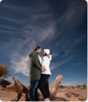 Casal fotografando o céu no Deserto do Atacama