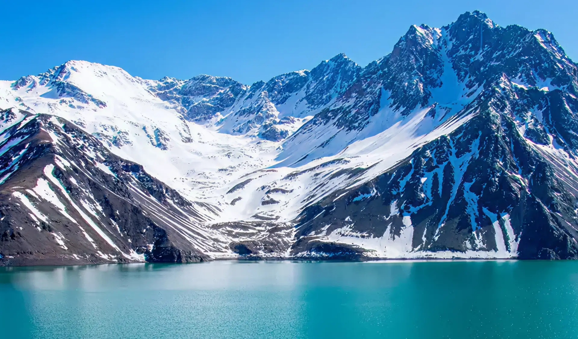 Silhueta das montanhas nevadas dos Andes contornadas em magenta