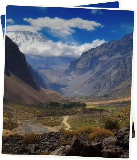 Vale da cordilheira dos Andes com rio e montanha nevada ao fundo