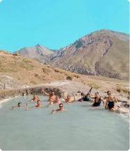 Grupo de viajantes nas Termas de Colina
