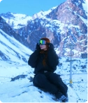 Viajante na neve da Cordilheira dos Andes