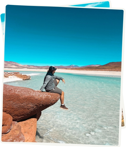 Lagoa de agua transparente no deserto do Atacama
