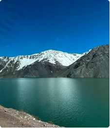 Montanha nevada refletida em lago no Chile