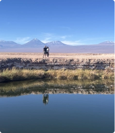 Pessoa caminhando no deserto do Atacama ao entardecer