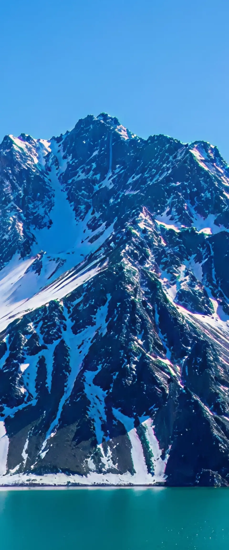 Silhueta das montanhas nevadas dos Andes contornadas em magenta
