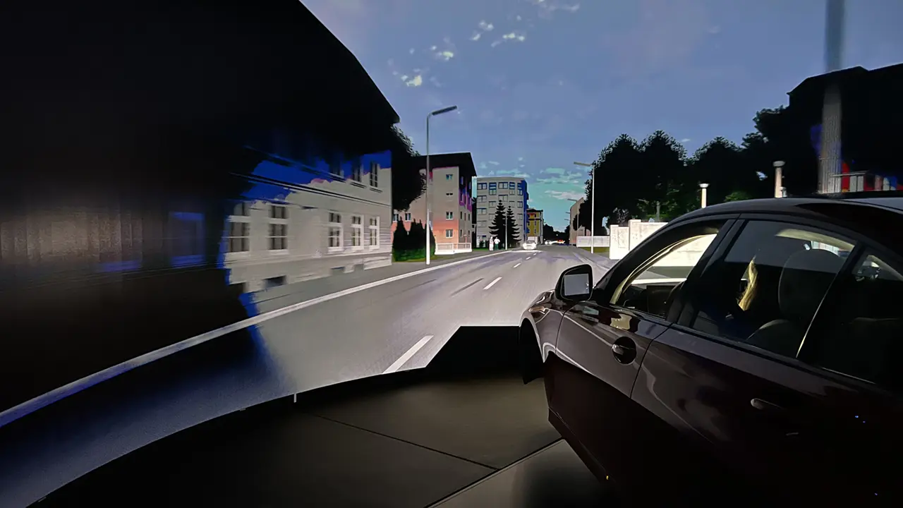 Tor der BMW Fahrsimulation bei Nacht, Ansicht 8