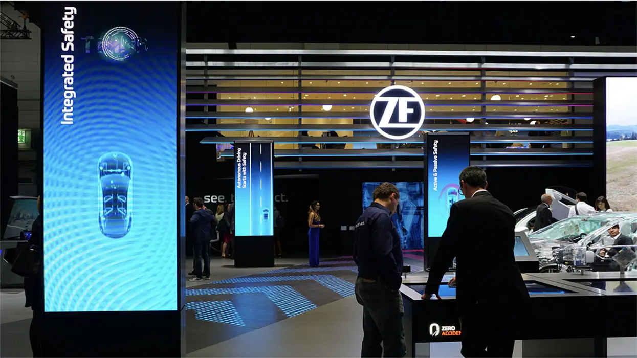 LED-Tunnel am ZF-Messestand, Ansicht 1