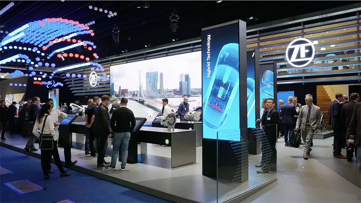 LED-Tunnel am ZF-Messestand, Ansicht 4