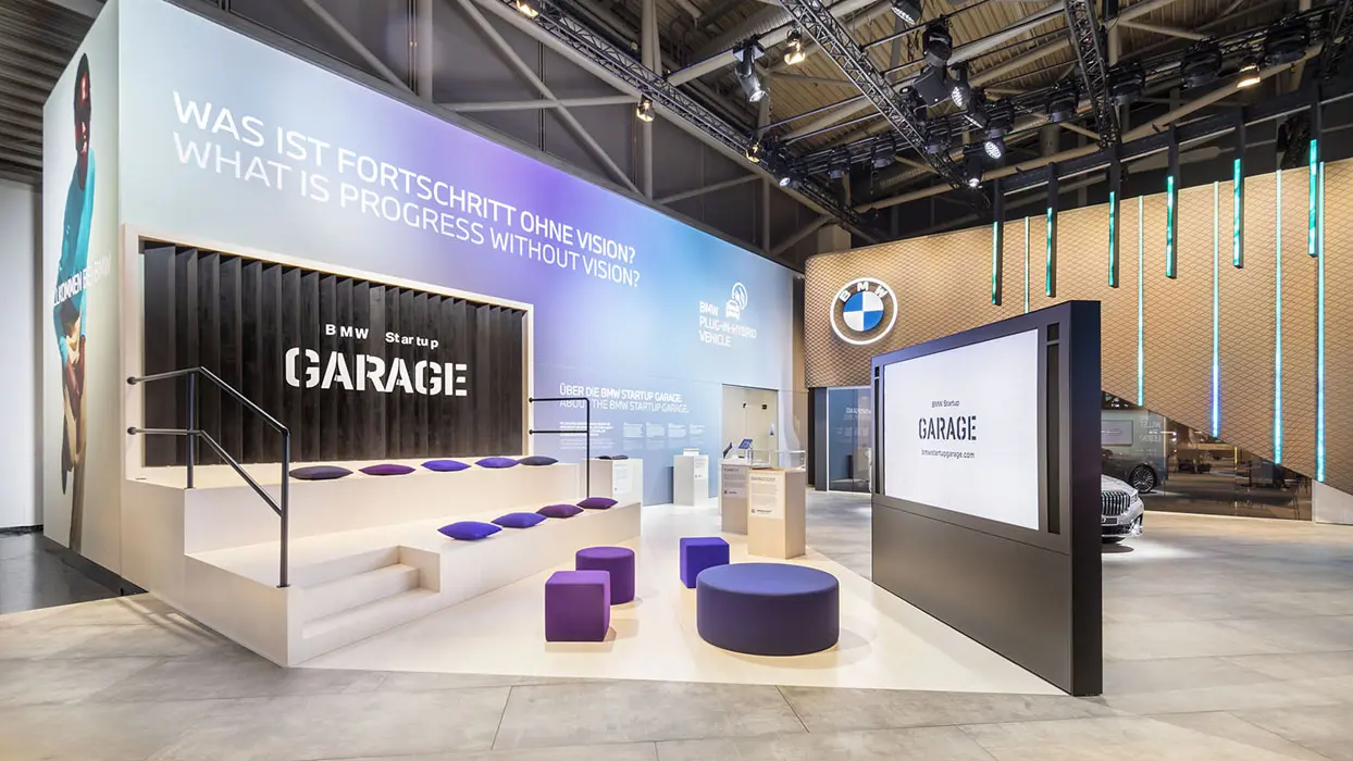 Bühneninstallation am BMW-i-Messestand auf der IAA 2021, Ansicht 11