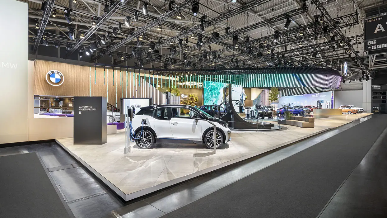 BMW-i-Messestand auf der IAA 2021 mit LED-Streifen, Ansicht 6
