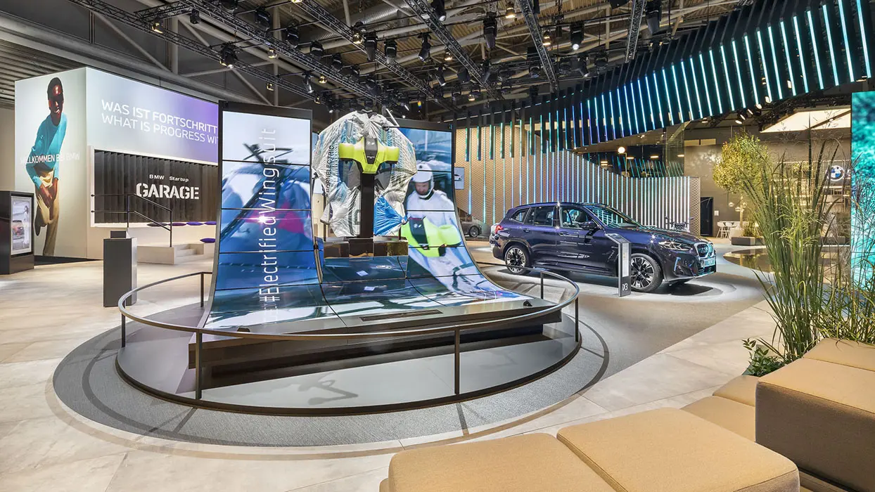 Installation der Medientechnik am BMW-i-Messestand auf der IAA 2021, Ansicht 9