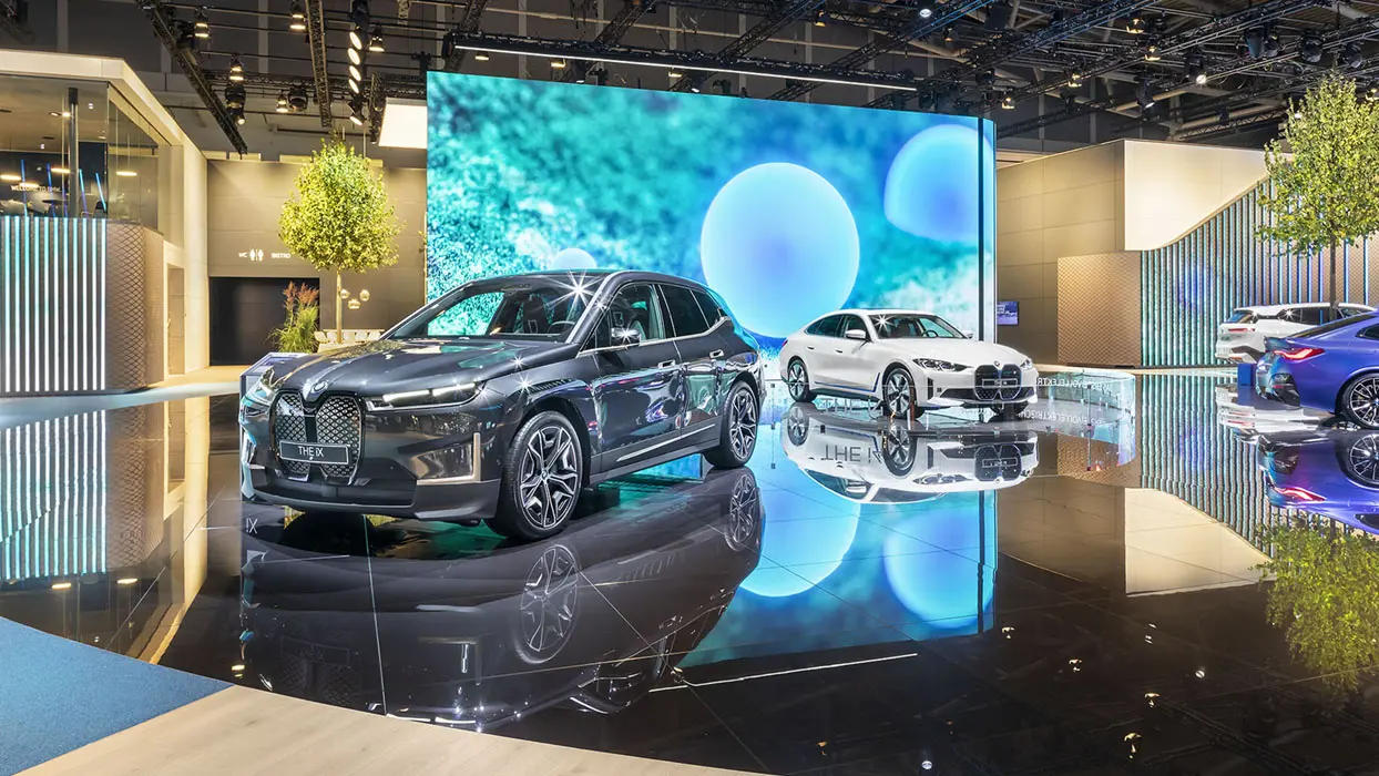 BMW-Messestand auf der IAA 2021 mit LED-Wand, Ansicht 2