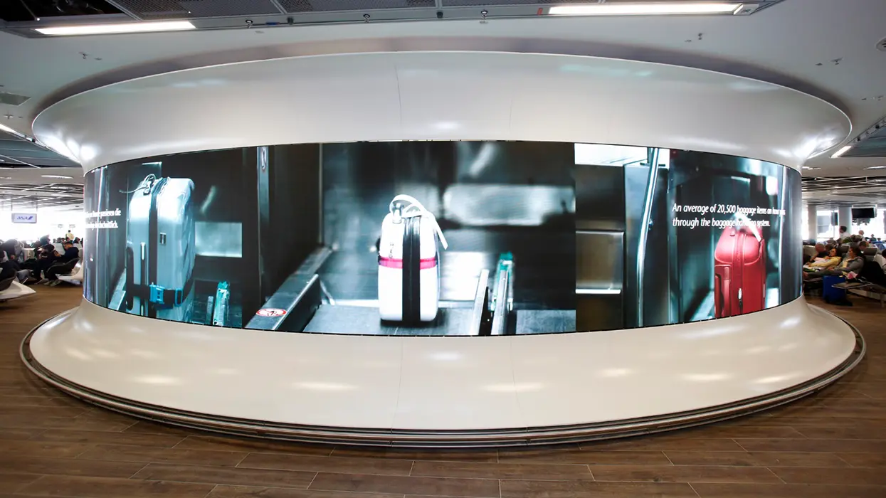Gebogene LED-Installation bei Fraport 2017, Ansicht 1