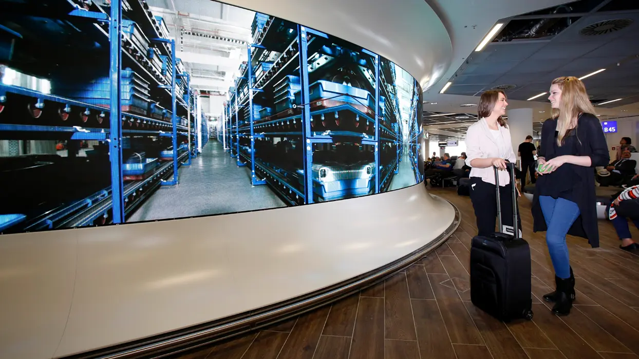 Gebogene LED-Installation bei Fraport 2017, Ansicht 2