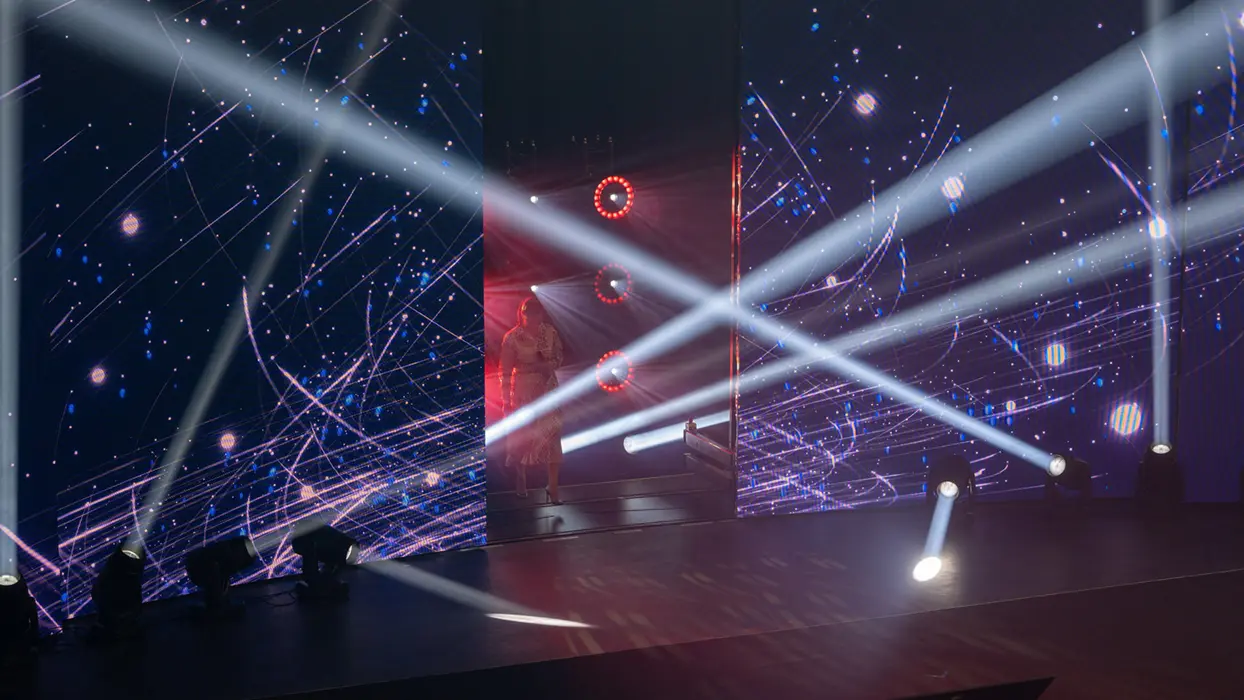 Kinetische LED-Installation auf der Grand Media Stage in der Motorworld Metzingen, Ansicht 7