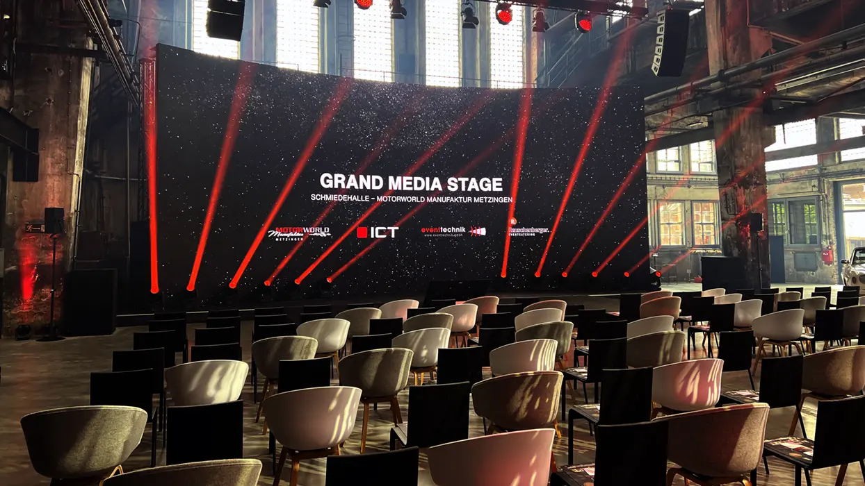 Kinetische LED-Installation auf der Grand Media Stage in der Motorworld Metzingen, Ansicht 5