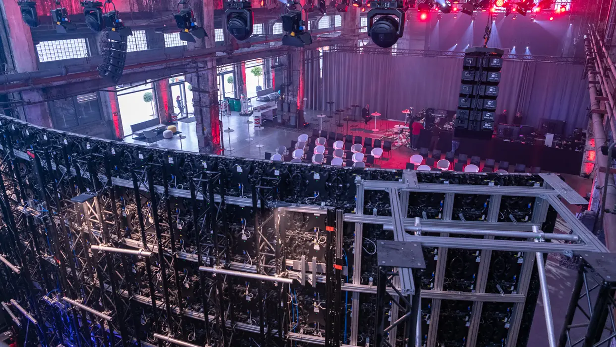Kinetische LED-Installation auf der Grand Media Stage in der Motorworld Metzingen, Ansicht 12