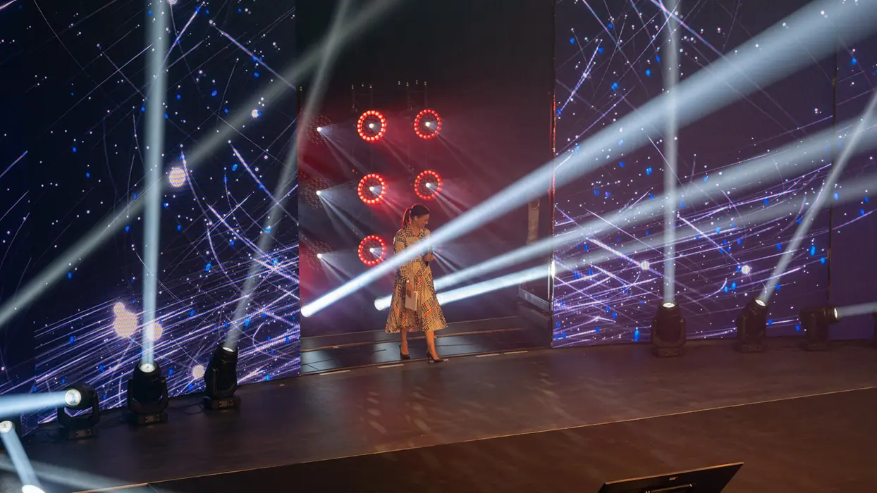 Kinetische LED-Installation auf der Grand Media Stage in der Motorworld Metzingen, Ansicht 10