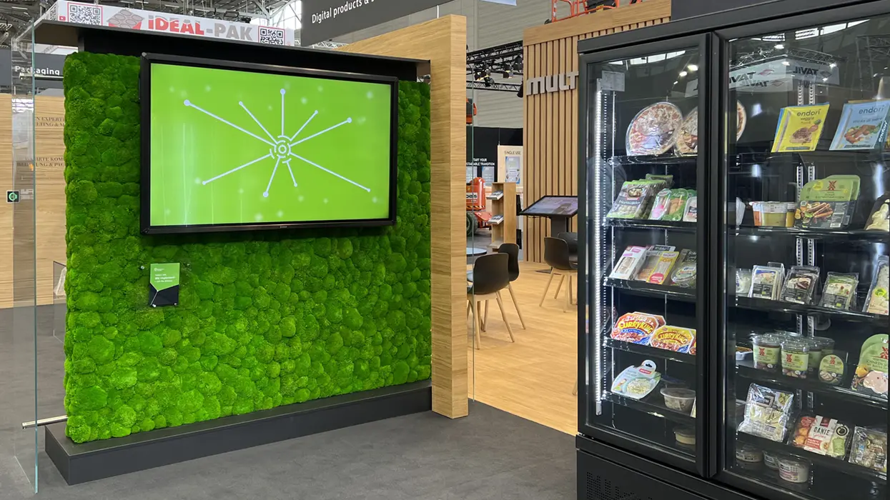 Display mit Medientechnik am MULTIVAC-Messestand, Ansicht 2