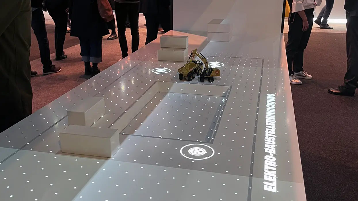 Rentagon-Projektion am Zeppelin-Messestand auf der BAUMA, Ansicht 16