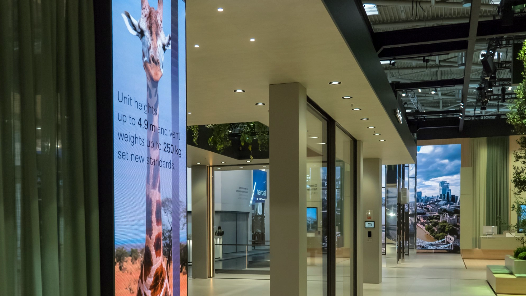 LED-Säule am Schüco-Messestand, Ansicht 12