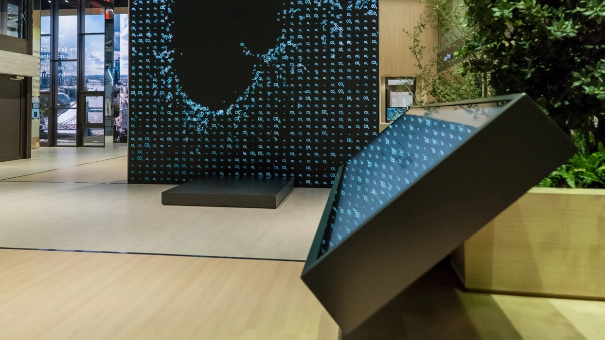 LED-Messenger am Schüco-Messestand, Ansicht 3