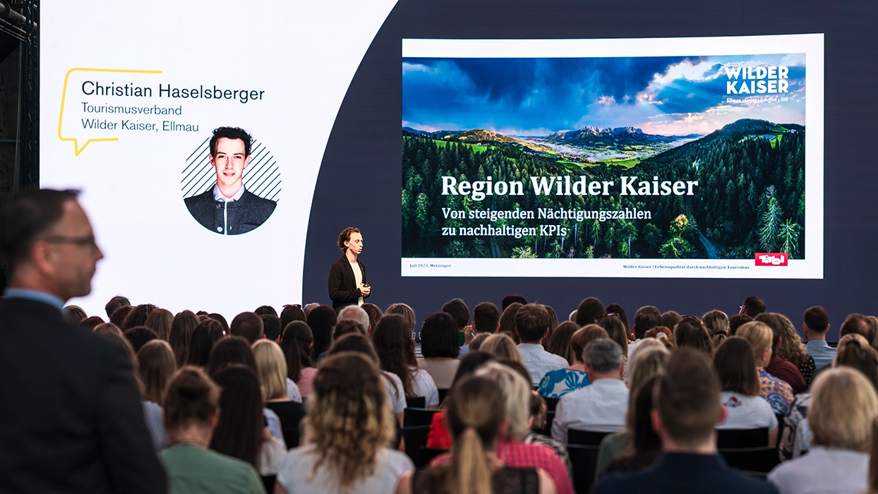 Mann vor einem Konferenzpublikum