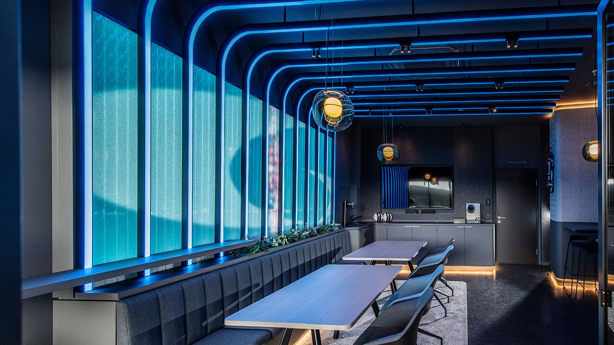 Das Innere eines Restaurants mit blauer Beleuchtung.