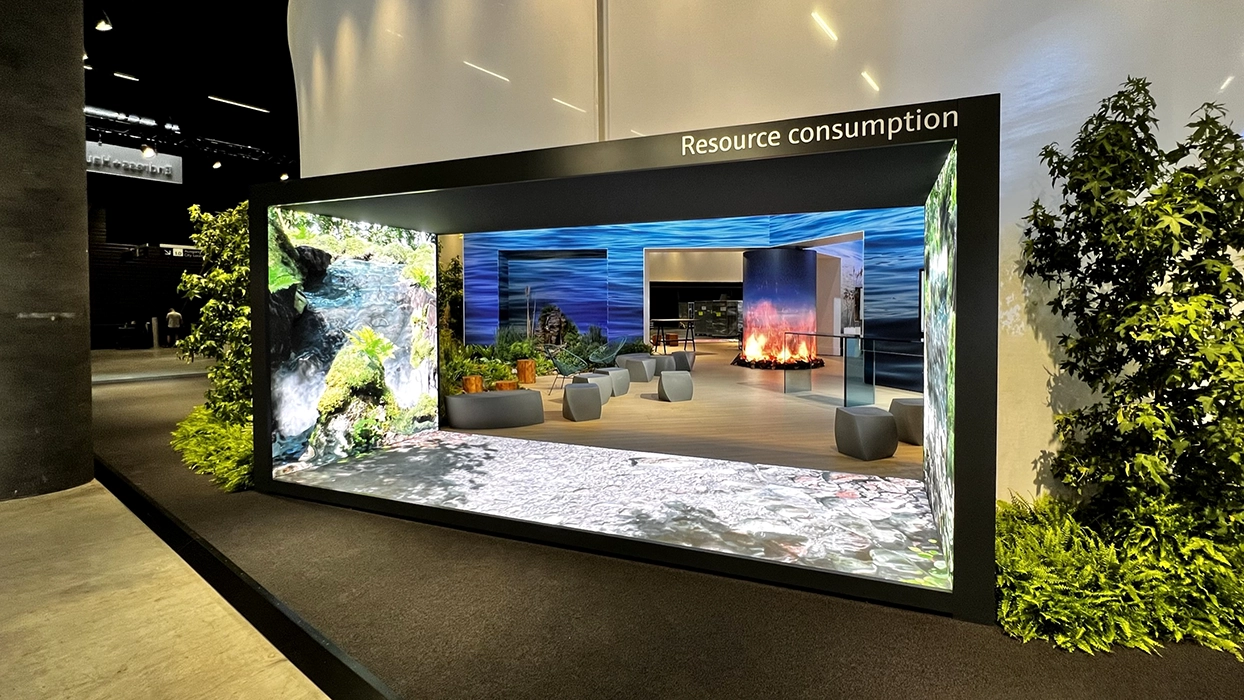 Eine Ausstellung von Pflanzen und Bäumen in einer Glasvitrine.