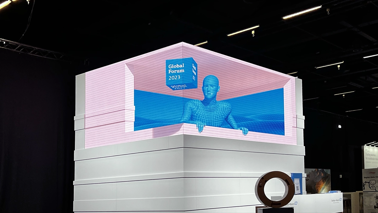 Ein blau-weißes Display mit einem Mann darin.