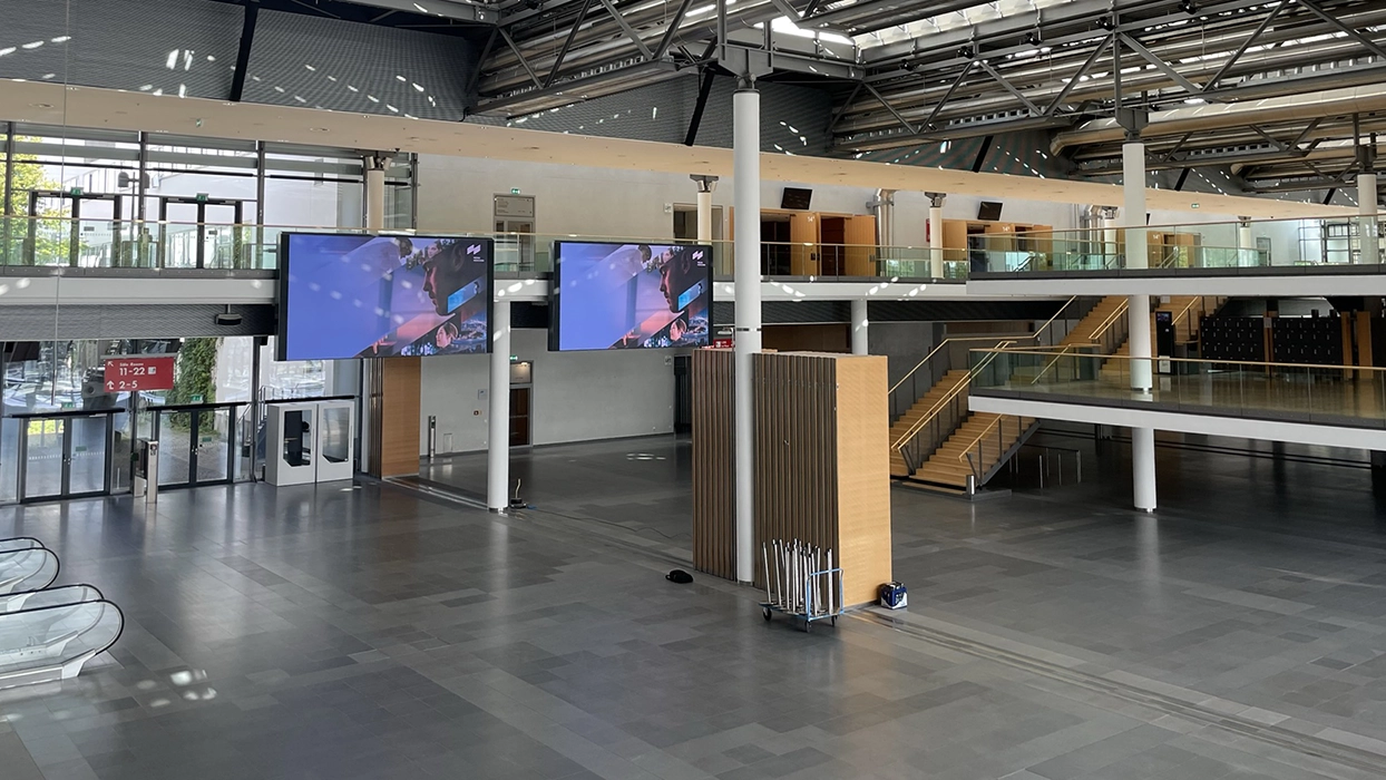 Das Innere eines großen Gebäudes mit einer großen Leinwand.
