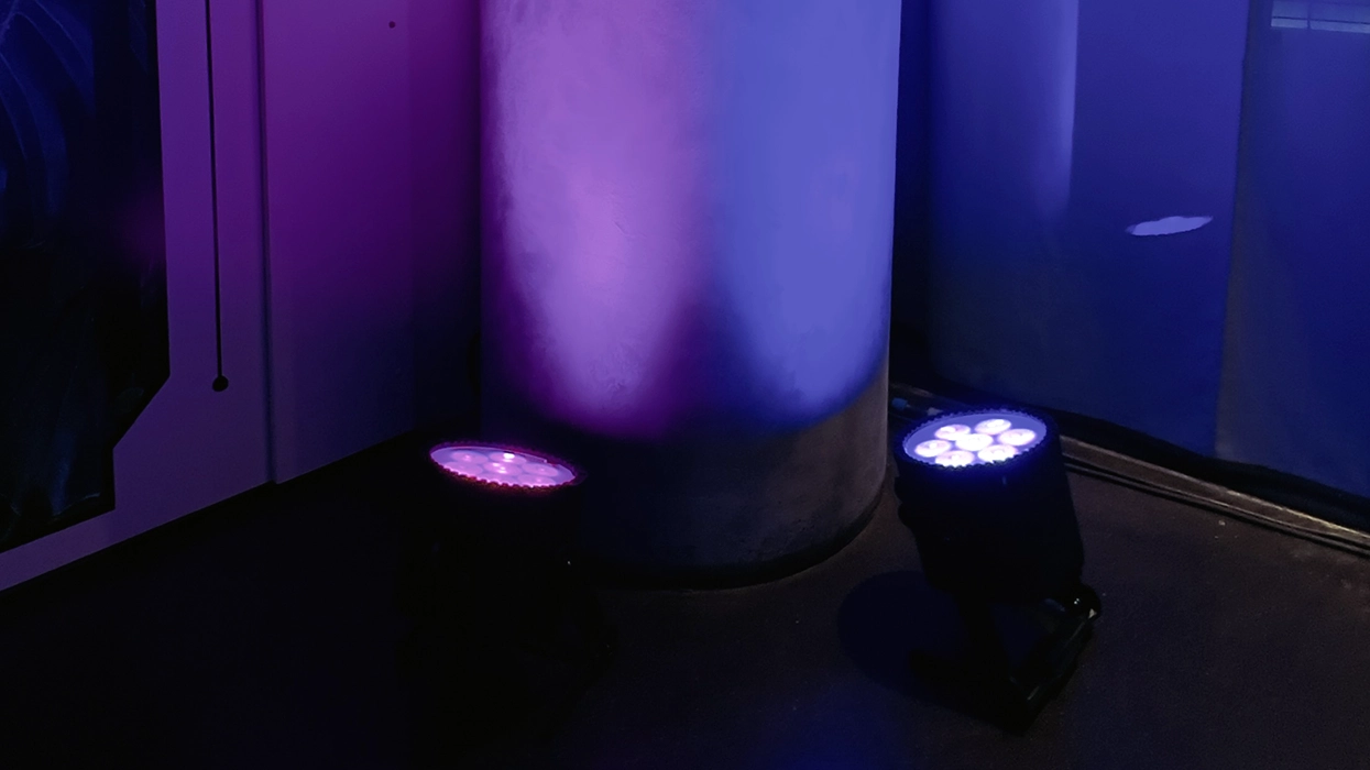 Eine Gruppe violetter und blauer Lichter in einem dunklen Raum.