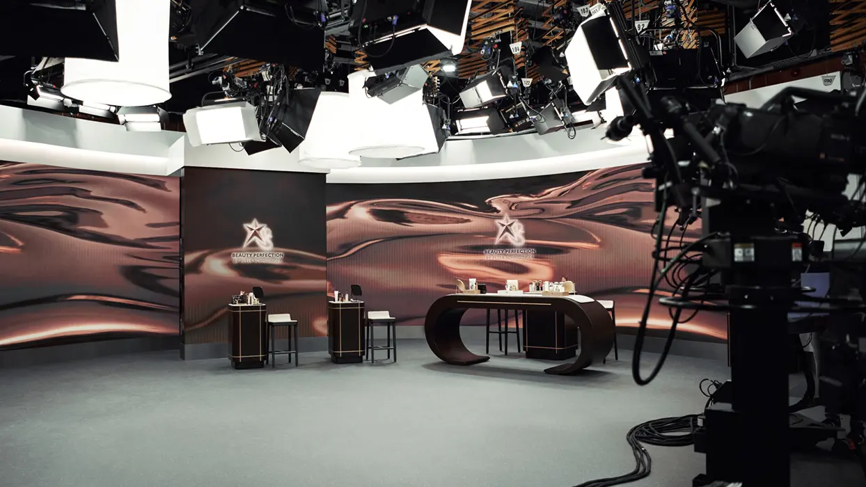 Gebogene LED-Fläche in Studio 3 von HSE, Ansicht 2
