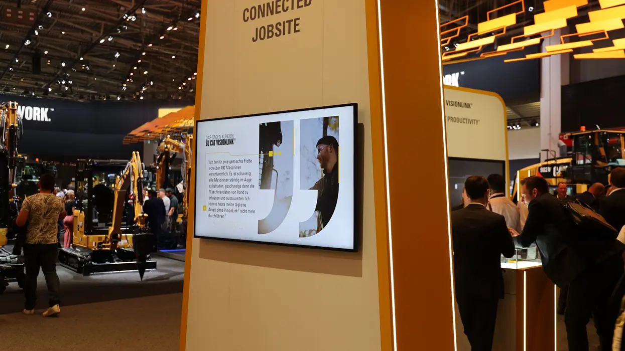 Monitor on the Zeppelin exhibition stand at BAUMA, view 10