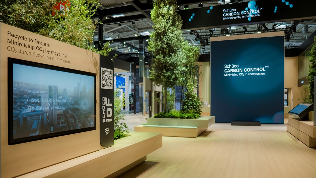 Displays in an LED banner wall on the Schüco exhibition stand, view 6
