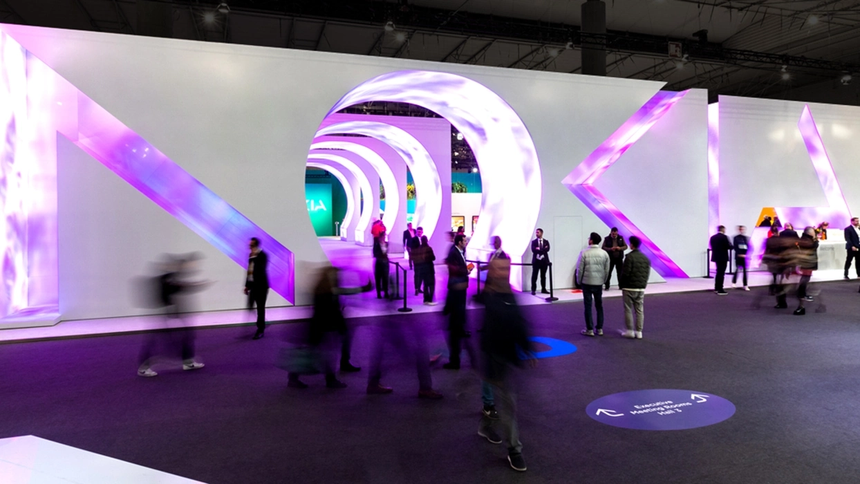 Begehbarer Nokia-Schriftzug aus leuchtenden LED-Flächen am Messestand auf dem MWC.