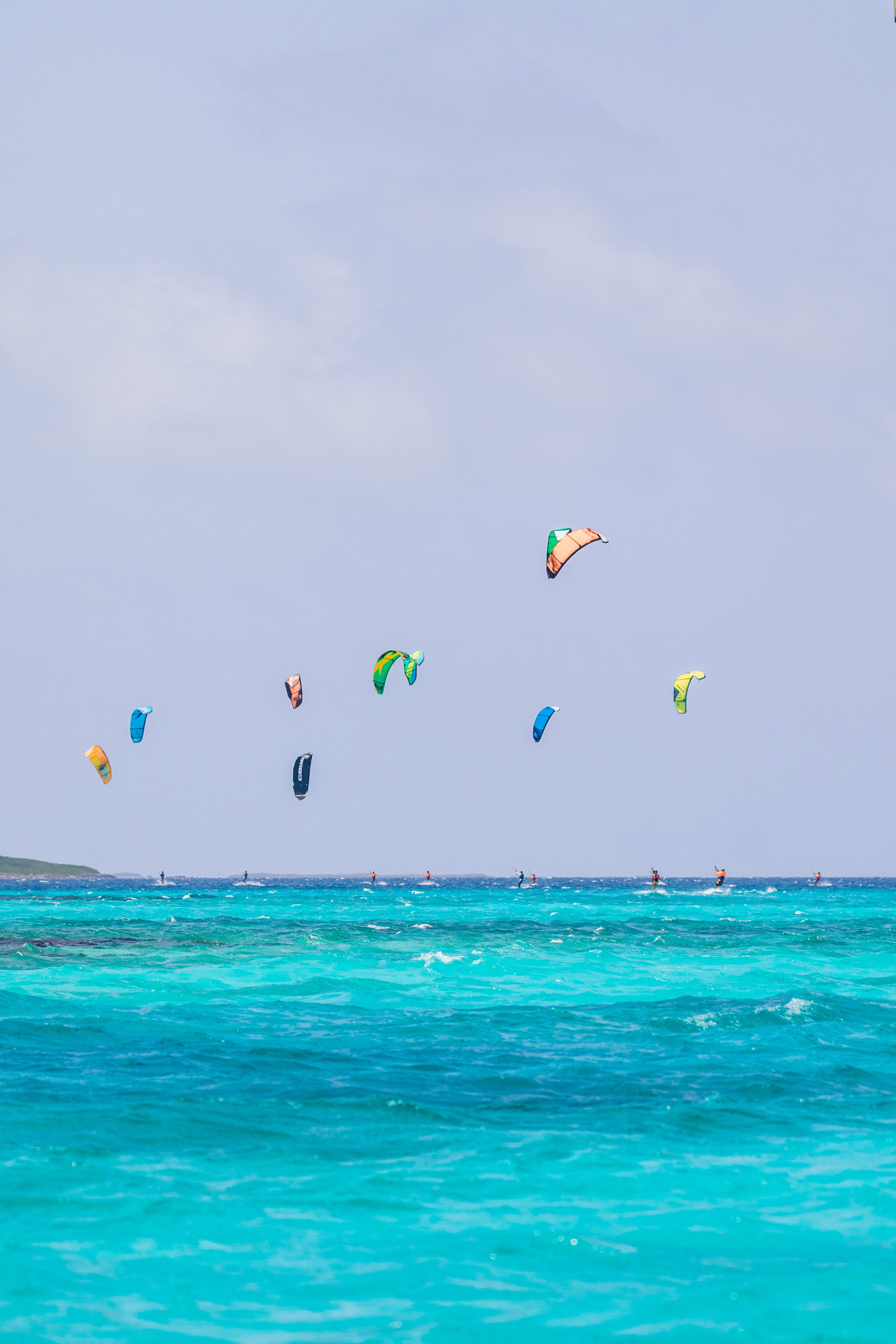 KiteRise Kitesurf-Camps mit vielen bunten Kites in türkisem Wasser
