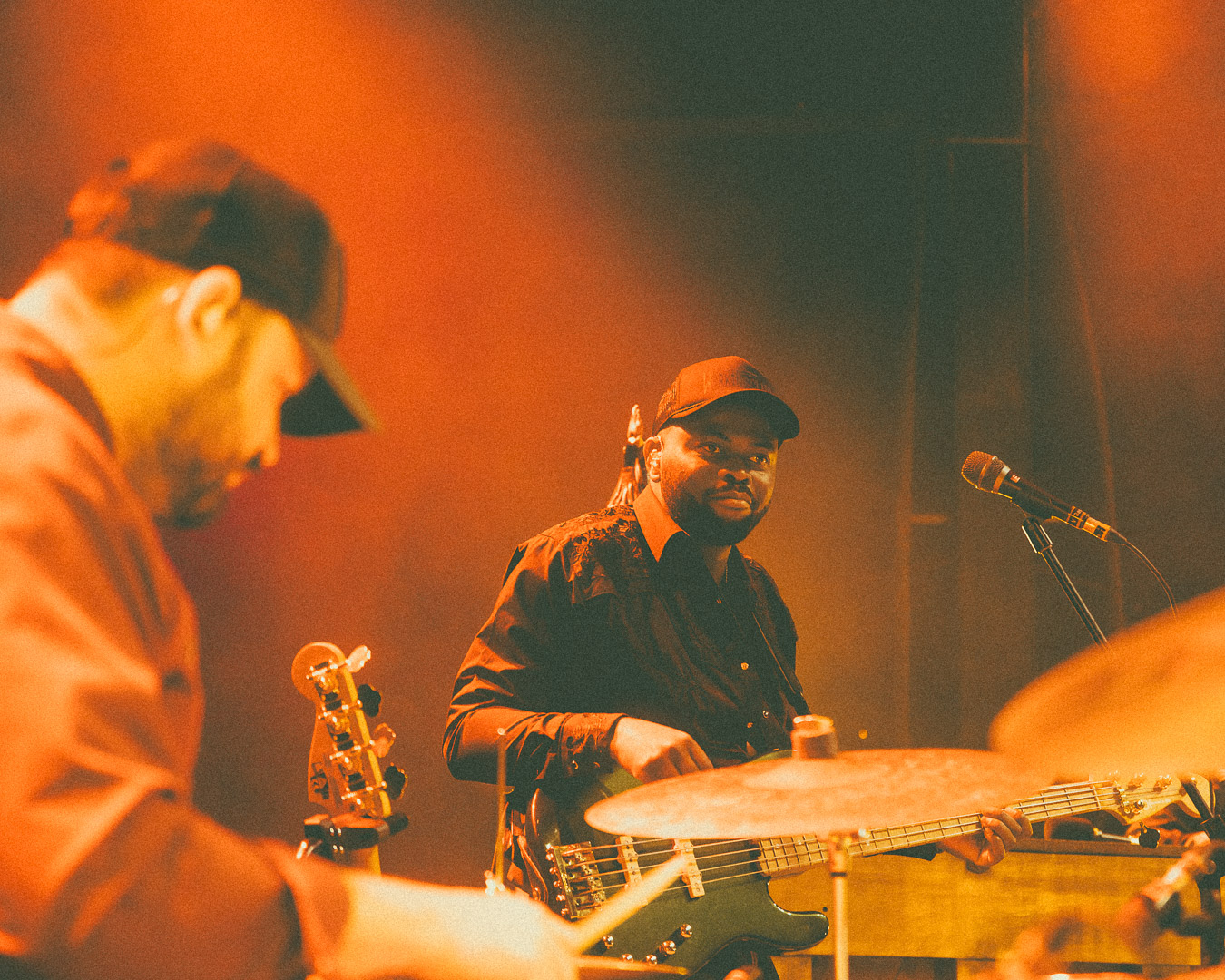 Jonathan Mpunge souriant à la basse et Chris Cormier à la batterie lors d'une performance du groupe Beauxmont.