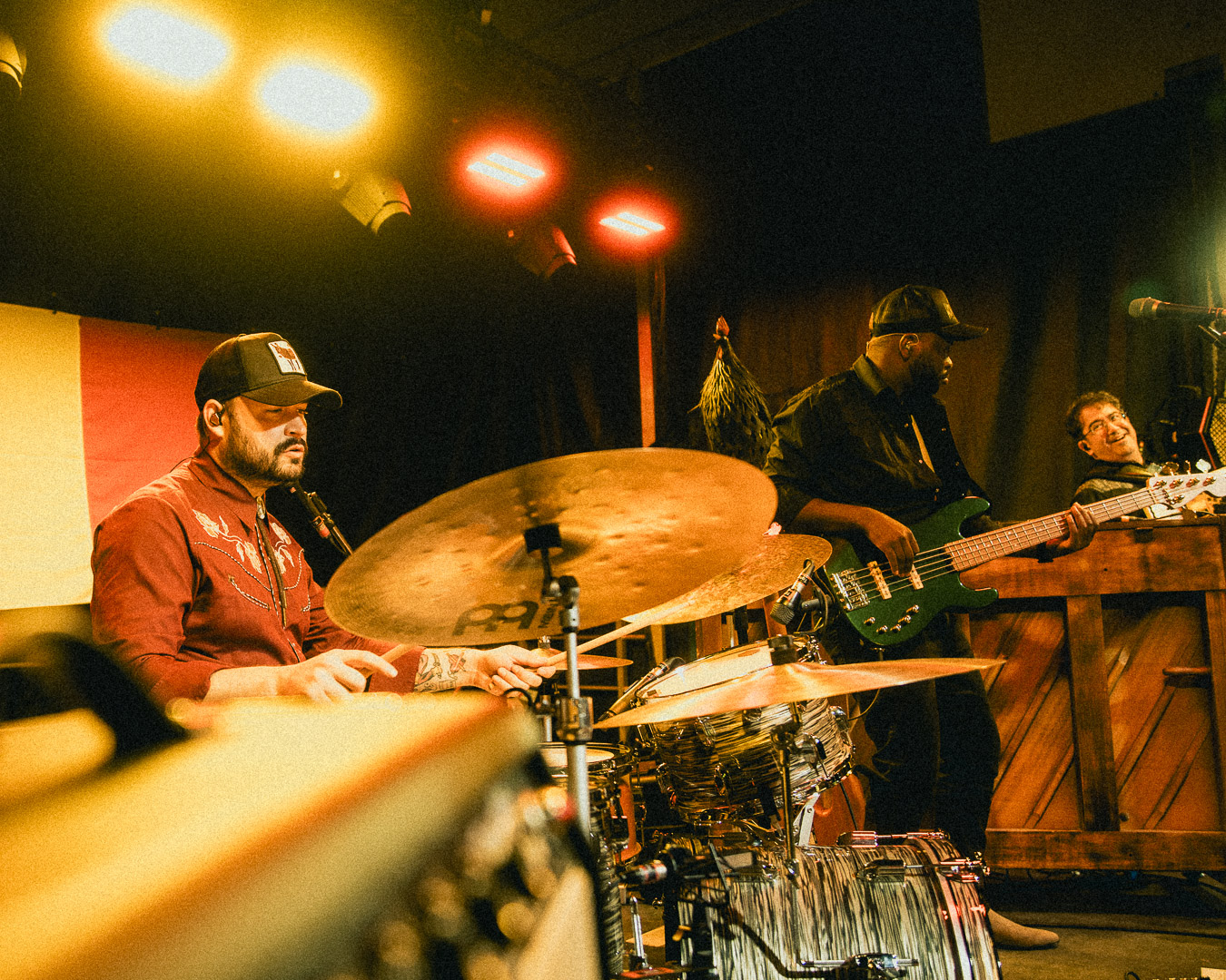 Chris Cormier à la batterie et Jonathan Mpunge à la basse en spectacle avec le groupe Beauxmont.