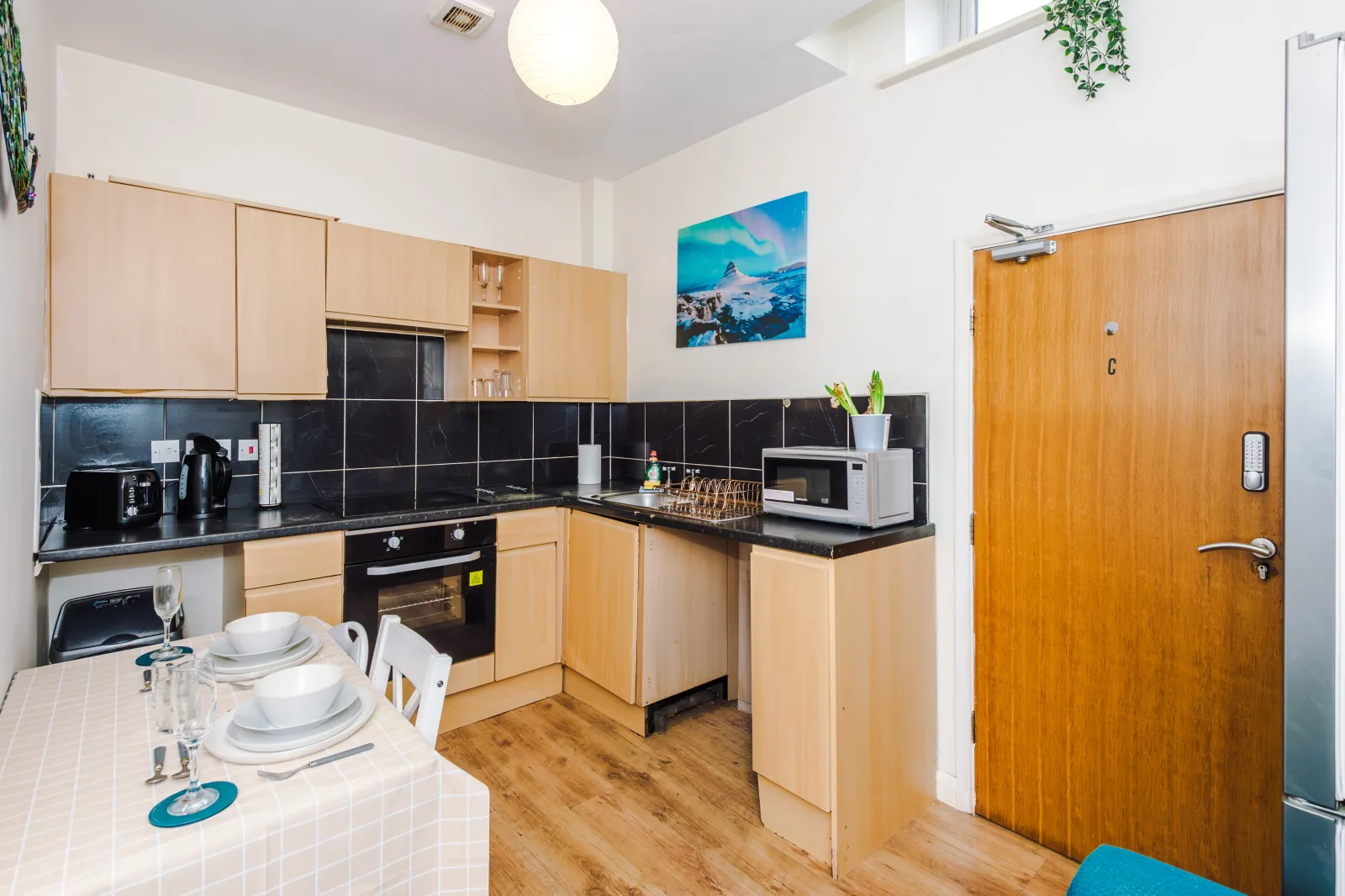 Fitted kitchen with oven, hob and a dining table at Flat 5, Pendleton Way