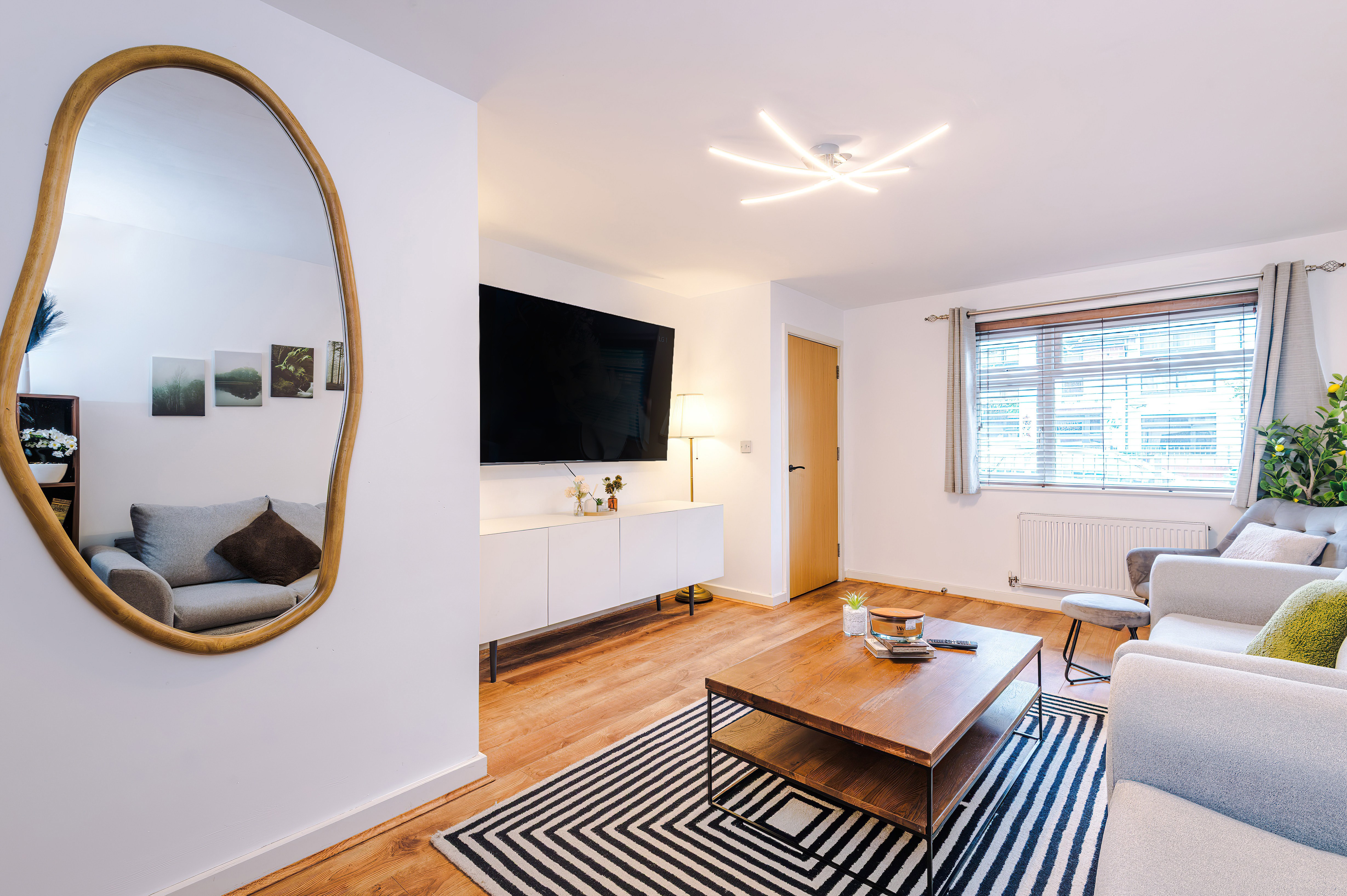 Living room with a mirror and TV