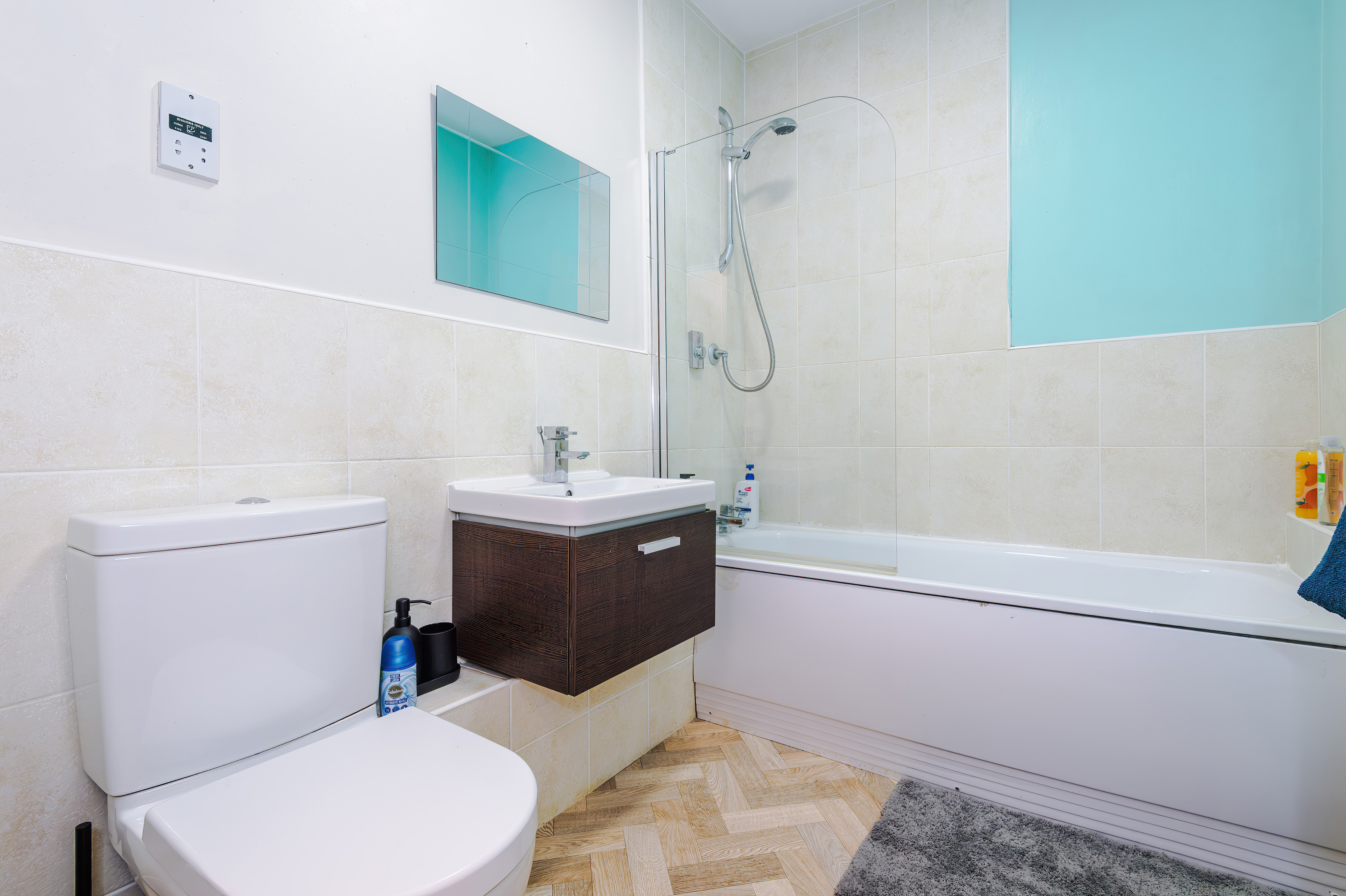 Main bathroom with a bath, toilet and vanity unit