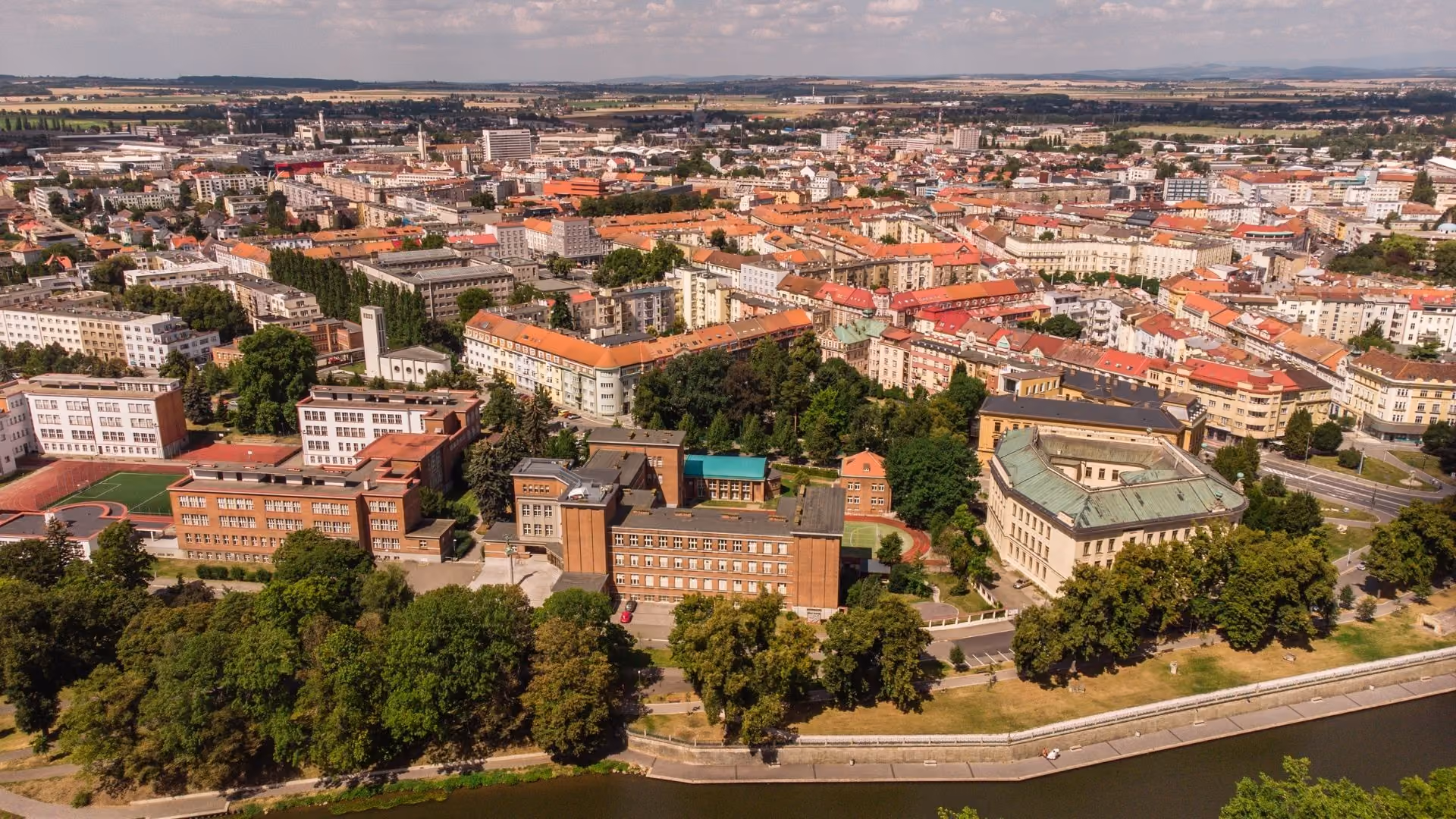 Pohled na Hradec Králové, kde CALM IT spravuje IT firmám