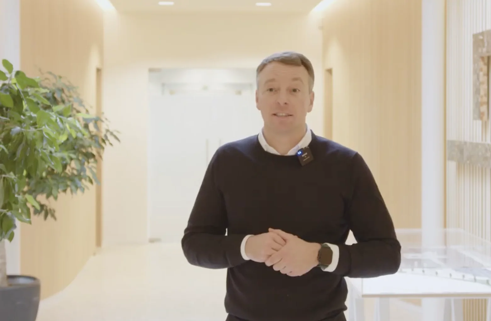 Pieterjan Desmet, CEO at Decospan, speaking in the Decospan office corridor with the company's letter D wall sculpture behind him