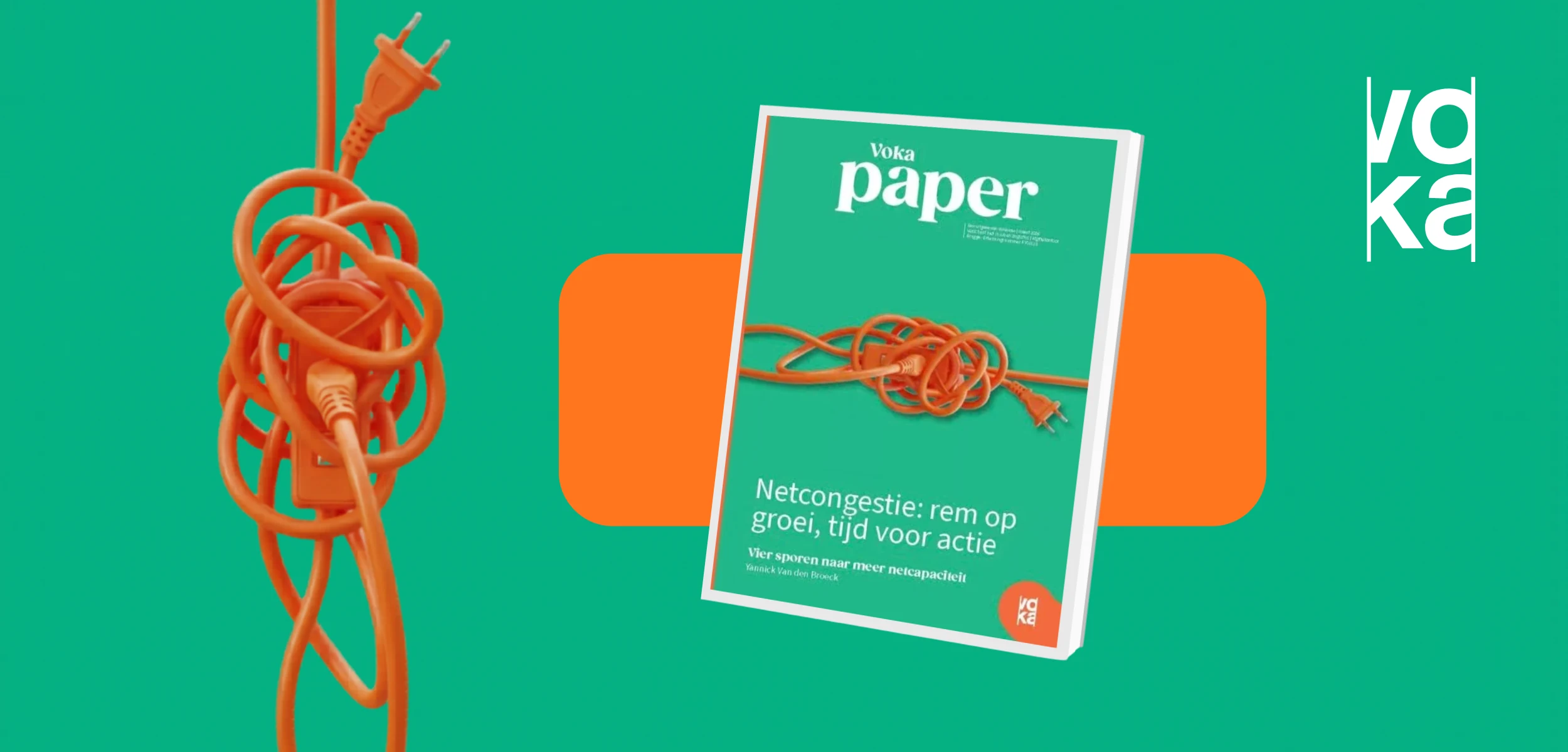 De Voka Paper 'Netcongestie: rem op groei, tijd voor actie' op een groene achtergrond, met een in de knoop geraakte oranje verlengkabel en het Voka-logo
