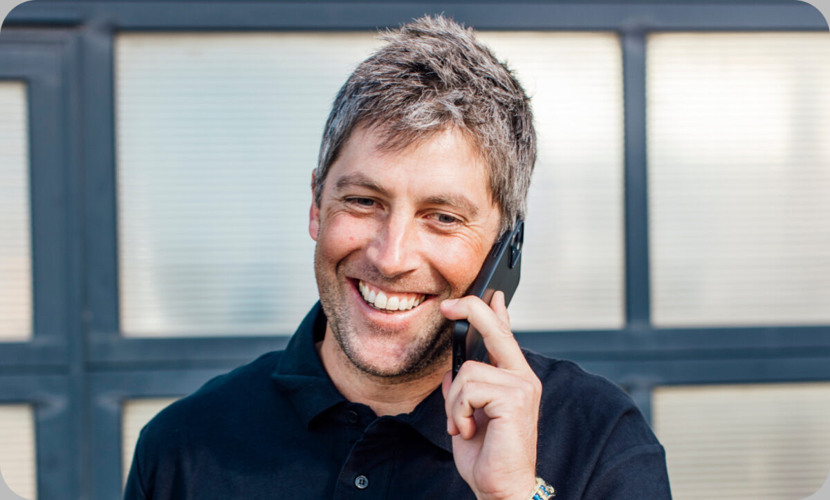 Mitarbeiter im Telefongespraech in der Werkstatt