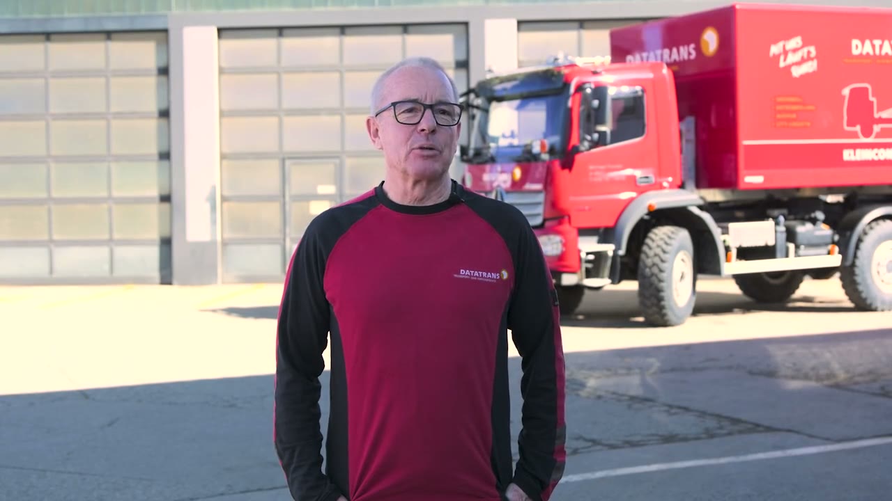 Michael Forster von Datatrans vor einem roten Steinhauser-Fahrzeug