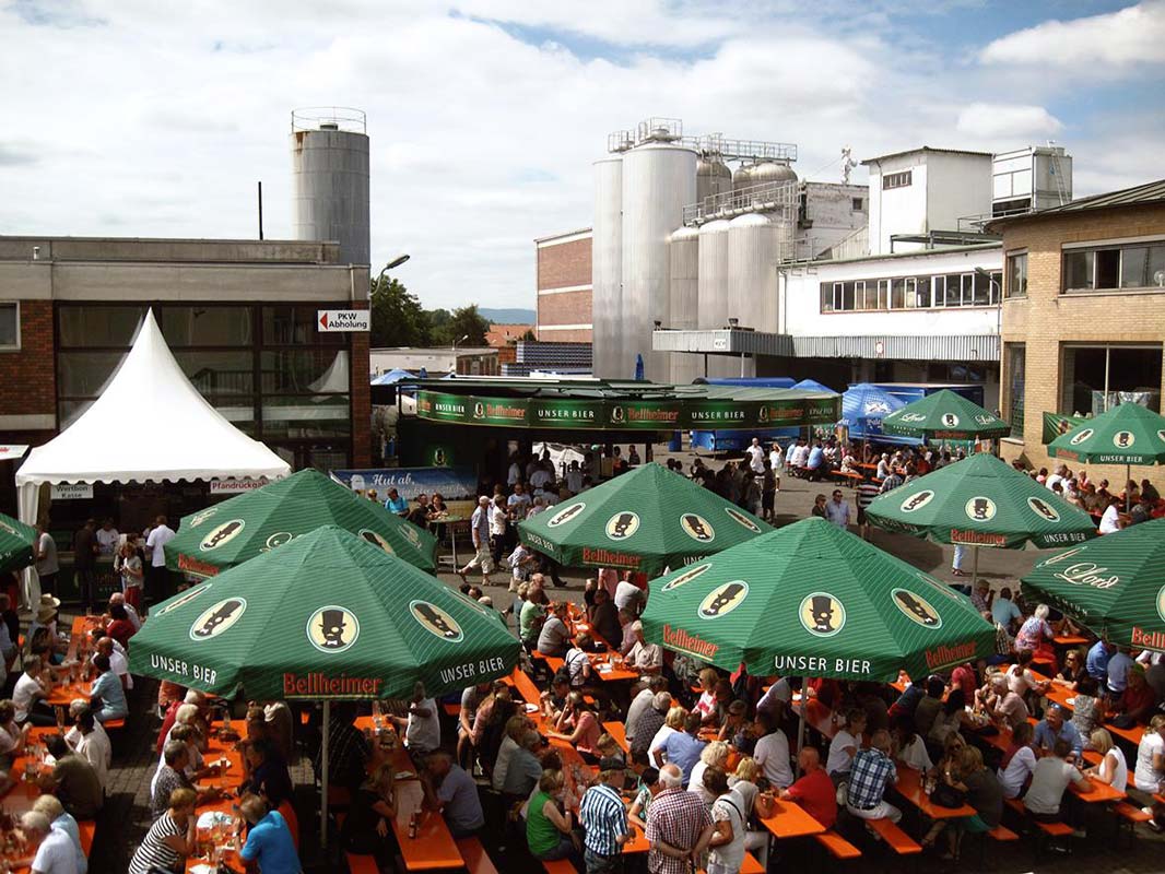 Grüne Schirme mit vielen Menschen auf dem Bellheimer Brauereifest