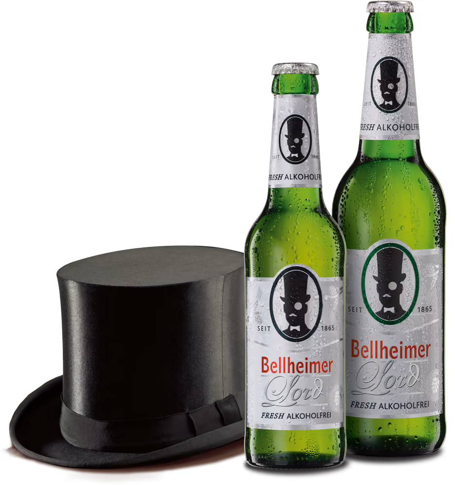 Zwei grüne Bierflaschen mit Bellheimer Lord FRESH Etikett neben einem schwarzen Zylinderhut.