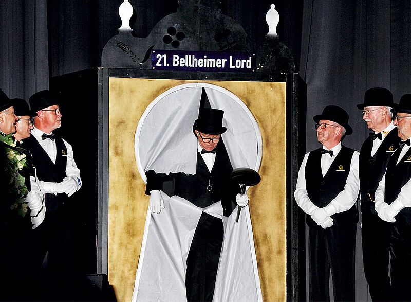 Inthronisierung des 21. Bellheimer Lords auf der Bühne, umringt von Lords mit Zylinder